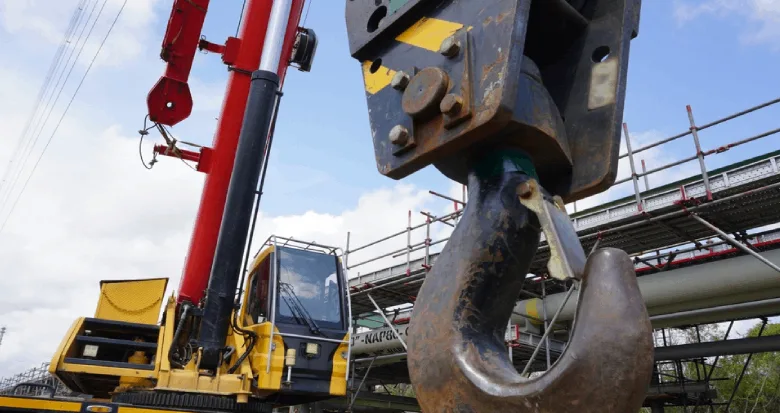 Safe lifting with cranes