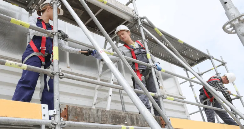 Scaffolding up to 9 m.